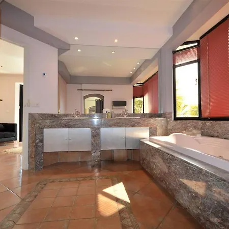 Villa Vue Avec Piscine Au Calme